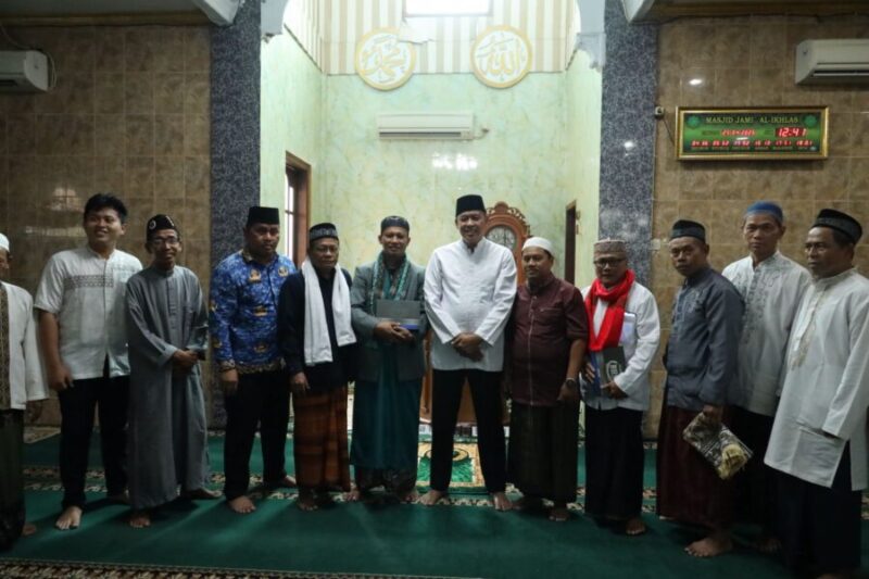 Wali Kota Bekasi Sapa Warga Lewat Shalat Jumat Berjamaah di Masjid Al Ikhlas Marga Mulya