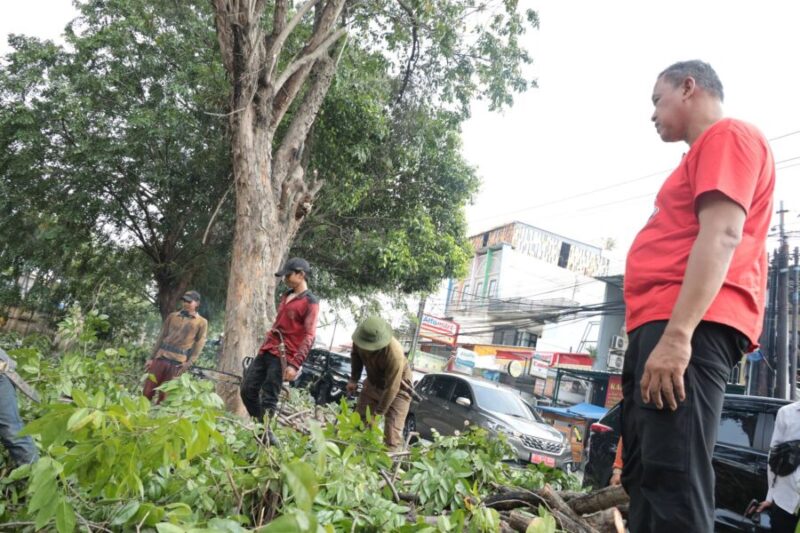 Wali Kota Bekasi, Tri Adhianto, melakukan kunjungan kerja ke wilayah Jalan Pangeran Jayakarta