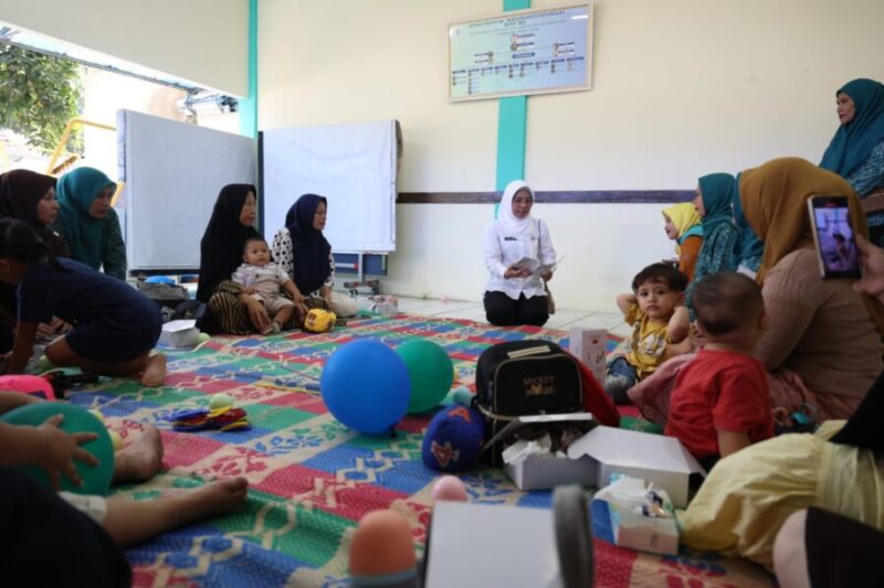 Ketua Tim Pembina Posyandu Provinsi Banten Andra Soni melakukan pembinaan dan monitoring di Posyandu Katuk RW 11, Villa Mutiara Serpong