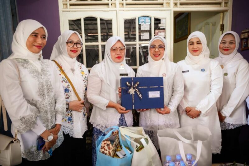 Tinawati Andra Soni Berikan Penghargaan Tiga Perempuan Inspiratif di Kota Serang
