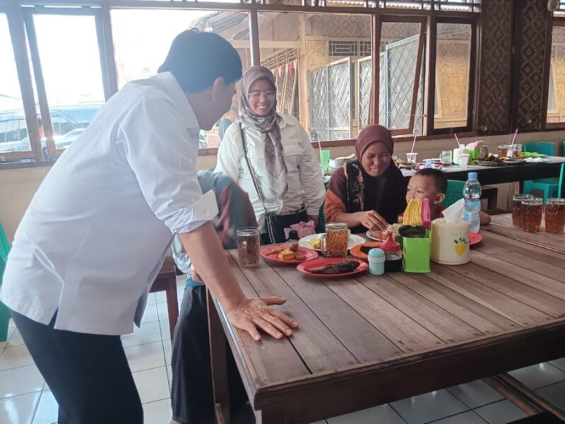 Momen Wagub Banten A Dimyati Natakusumah Ajak Makan Buruh Cuci Pakaian  