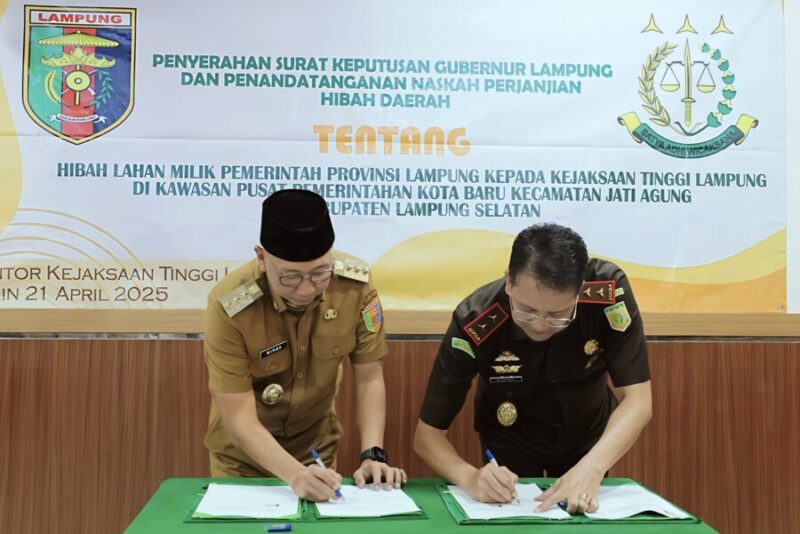 Penyerahan Surat Hibah Lahan di Kawasan Pusat Pemerintahan Kota Baru
kepada Kajati Lampung Kuntadi