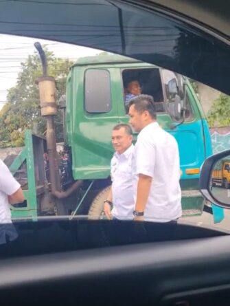 Wakil Wali Kota Bekasi Abdul Harris Bobihoe saat menegur langsung supir truk yang buang sampah sembarangan dijalan
