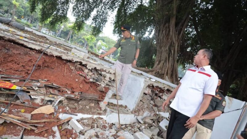 Wali Kota Bekasi, Tri Adhianto, tinjau langsung Pembongkaran Bangunan Liar di Sekitar UNISMA