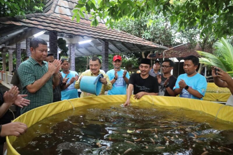 Wakil Wali Kota Abdul Harris Bobihoe hadiri langsung kegiatan penebaran benih ikan nila yang digagas oleh Karang Taruna Mustika Jaya.