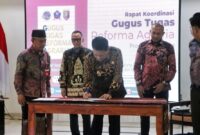  penandatanganan Berita Acara Kesepahaman dan Kesepakatan Gugus Tugas Reforma Agraria (GTRA) Tahun 2025 oleh Pj. Sekdaprov M. Firsada, Kepala Kanwil BPN Provinsi Lampung