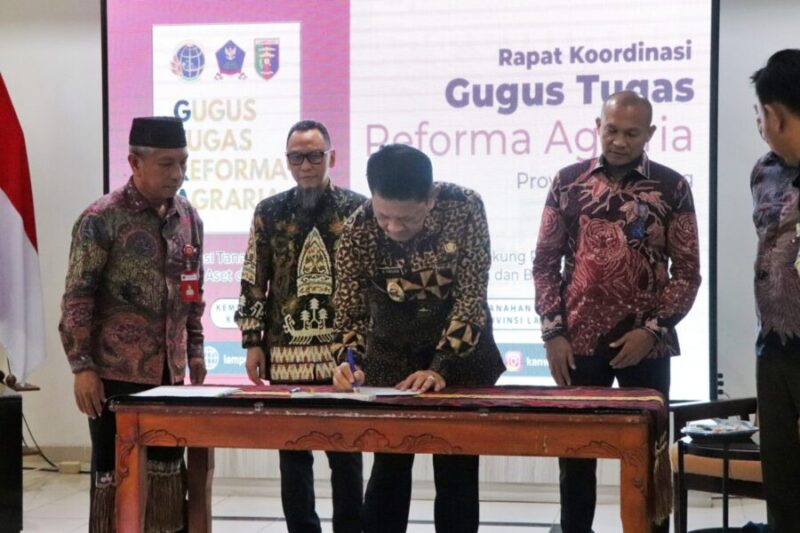  penandatanganan Berita Acara Kesepahaman dan Kesepakatan Gugus Tugas Reforma Agraria (GTRA) Tahun 2025 oleh Pj. Sekdaprov M. Firsada, Kepala Kanwil BPN Provinsi Lampung