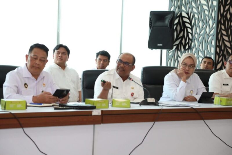 Dirjen Bina Administrasi Kewilayahan Kemendagri Safrizal ZA menyampaikan keterangan persnya di hadapan awak media yang berlangsung di Gedung H Ditjen Bina Adwil Kemendagri