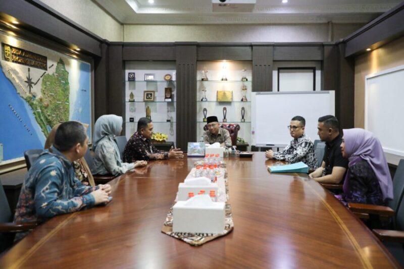 Gubernur Lampung Rahmat Mirzani Djausal menerima kunjungan Pimpinan Bank Syariah Indonesia (BSI) area Lampung yang diselenggarakan di Ruang Kerja Kantor Gubernur Lampung