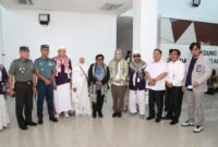 Wakil Menteri Dalam Negeri (Wamendagri) Ribka Haluk menyambut kedatangan jemaah haji di Bandara Depati Amir, Kabupaten Bangka Tengah, Kepulauan Babel.