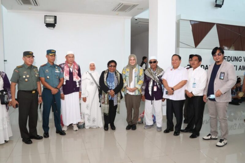 Wakil Menteri Dalam Negeri (Wamendagri) Ribka Haluk menyambut kedatangan jemaah haji di Bandara Depati Amir, Kabupaten Bangka Tengah, Kepulauan Babel.