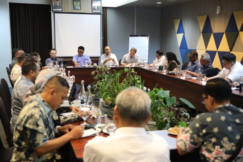 Gubernur Lampung Rahmat Mirzani Djausal dalam rapat bersama jajaran Pengurus Pusat Dekopin dan Inkud di Ballroom Arte Hotel, Bandarlampung