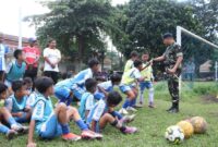 Komandan Lanud Husein Sastranegara memberikan motivasi kepada para atlet cilik Sekolah Sepak Bola (SSB) Angkasa 