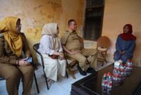 Wali Kota Bekasi, Tri Adhianto, bersama istri yang juga Ketua TP PKK Kota Bekasi, Wiwiek Hargono, mengunjungi Ibu Maelani, korban kekerasan oleh anak kandungnya