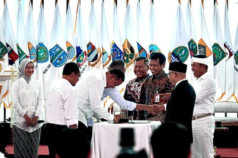 Wali Kota Bekasi, Tri Adhianto, bersama Ketua DPRD Kota Bekasi, Sardi Effendi, mengikuti kegiatan penandatanganan komitmen penguatan sinergi pemberantasan korupsi
