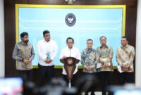 Mendagri Muhammad Tito Karnavian serta Wakil Ketua DPR RI Sufmi Dasco Ahmad, Menteri Sekretaris Negara (Mensesneg) Prasetyo Hadi, Gubernur Aceh Muzakir Manaf, Gubernur Sumut Bobby Nasution, dan sejumlah pejabat terkait lainnya saat memberikan keterangan pers usai melaksanakan Rapat Terbatas membahas polemik status administrasi empat pulau di wilayah Aceh–Sumatera Utara (Sumut).