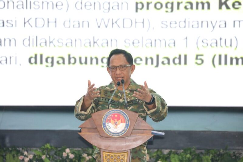 Mendagri Tito Karnavian saat membuka Retret Kepala Daerah Gelombang II di Balairung Rudini, Kampus Institut Pemerintahan Dalam Negeri (IPDN) Jatinangor