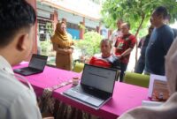 Wali Kota Tri Adhianto melakukan pantauan langsung Pelaksanaan Pra-Pendaftaran SPMB 2025 di SMPN 4 dan SMPN 54 Kota Bekasi