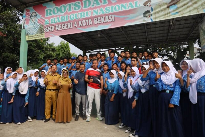 Wali Kota Bekasi, Tri Adhianto bersama siswa-siswi SMP Kota Bekasi