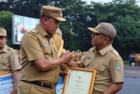 Wali Kota Bekasi memberi penghormatan kepada para pejabat yang memasuki masa purna tugas