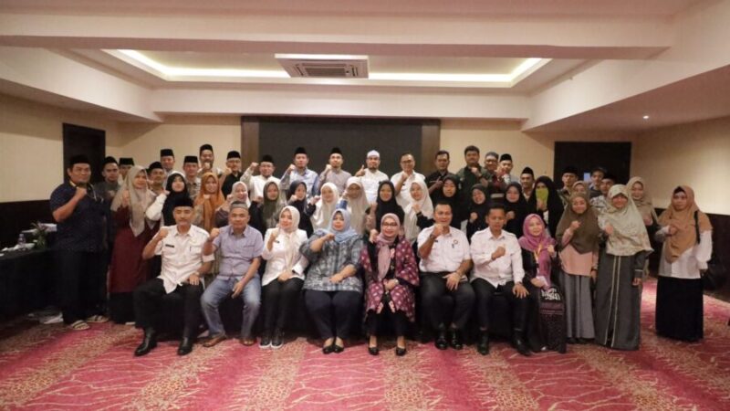 Ketua TP PKK Kota Bekasi Wiwiek Hargono saat mengunjungi peserta kafilah Kota Bekasi di gelaran Musabaqah Tilawatil Qur'an (MTQ) ke-39