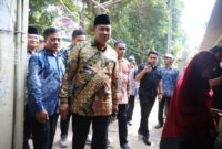 Wali Kota Bekasi, Tri Adhianto, melakukan kunjungan langsung ke kediaman seorang warga penderita chikungunya
