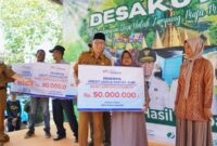 Gubernur Lampung Rahmat Mirzani Djausal memberi bantuan kepada petani jagung