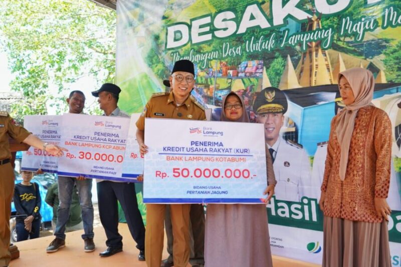 Gubernur Lampung Rahmat Mirzani Djausal memberi bantuan kepada petani jagung