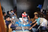 Wali Kota Bekasi, Tri Adhianto, menyambangi kediaman salah satu korban pelecehan sesama jenis yang masih di bawah umur