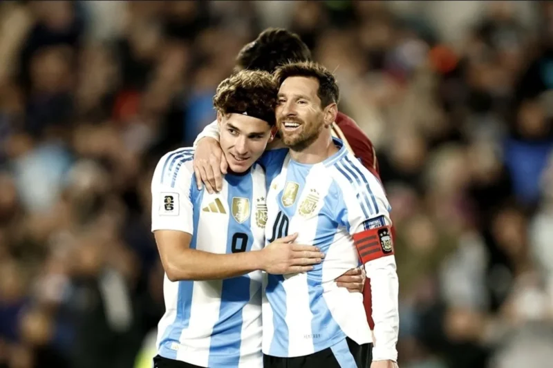 Lionel Messi melakukan selebrasi dengan Julian Alvarez setelah mencetak gol untuk Timnas Argentina dalam pertandingan kualifikasi Piala Dunia 2026 lawan Venezuela di Estadio Monumental pada Jumat (5/9/2025). (Instagram.com/afaseleccion)