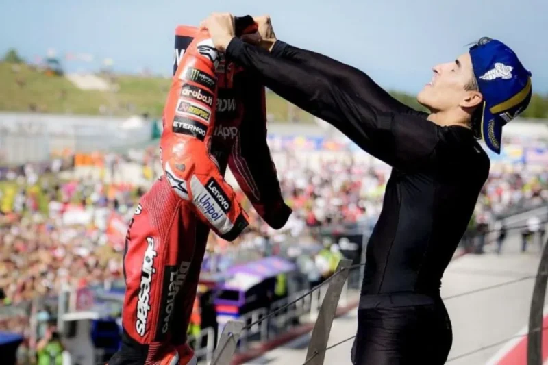 Marc Marquez melakukan selebrasi kemenangan di Misano dengan gaya ikonik Lionel Messi. ((MotoGP)