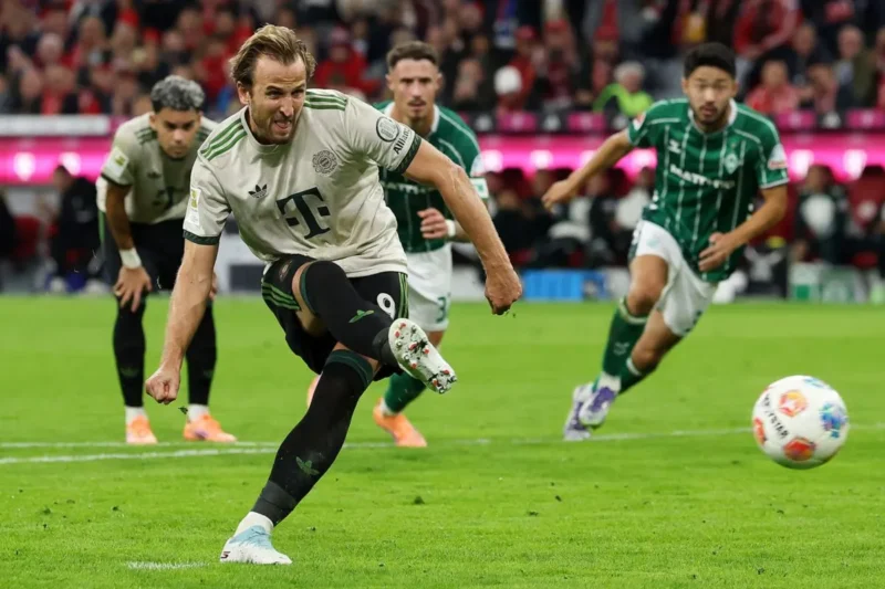 Penyerang Bayern Muenchen Harry Kane mengeksekusi tendangan penalti pada pertandingan pekan kelima kontra Werder Bremen di Stadion Allianz Arena, Muenchen, Jumat (26/9/2025) waktu setempat. (fcbayern.com)