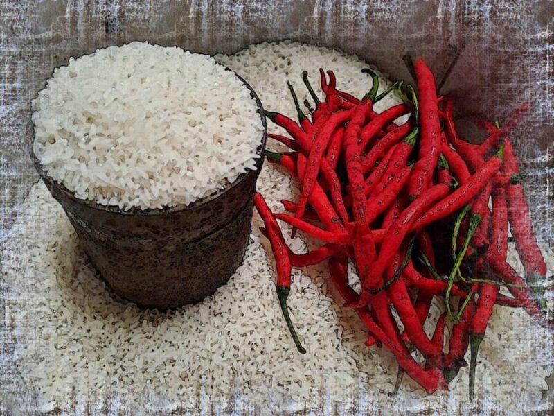 Ilustrasi - Beras dan cabai merah. (Jennus)