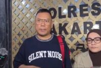 Anggota Komisi IX DPR RI (nonaktif), Surya Utama atau Uya Kuya, dan istrinya, Astrid, saat mendatangi Mapolres Jakarta Timur, Rabu (6/9/2025). (Jennus)