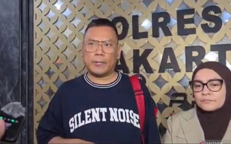 Anggota Komisi IX DPR RI (nonaktif), Surya Utama atau Uya Kuya, dan istrinya, Astrid, saat mendatangi Mapolres Jakarta Timur, Rabu (6/9/2025). (Jennus)