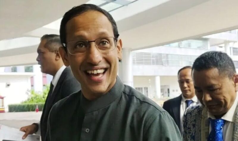 Mantan Mendikbudristek Nadiem Makarim merespon sapaan wartawan dengan senyum lebar sesaat tiba di Kejagung, Jakarta, Kamis (4/9/2025). (jennus)