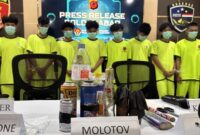 Delapan terduga provokator pembakaran Wisma MPR beserta barang bukti. (Antara)