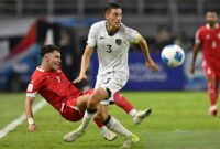 Kapten Timnas Indonesia Jay Idzes berebut bola dengan pemain Lebanon pada laga FIFA Match Day di Stadion Gelora Bung Tomo, Surabaya, Senin (8/9/2025). (Antara)