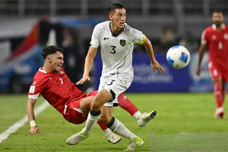 Kapten Timnas Indonesia Jay Idzes berebut bola dengan pemain Lebanon pada laga FIFA Match Day di Stadion Gelora Bung Tomo, Surabaya, Senin (8/9/2025). (Antara)