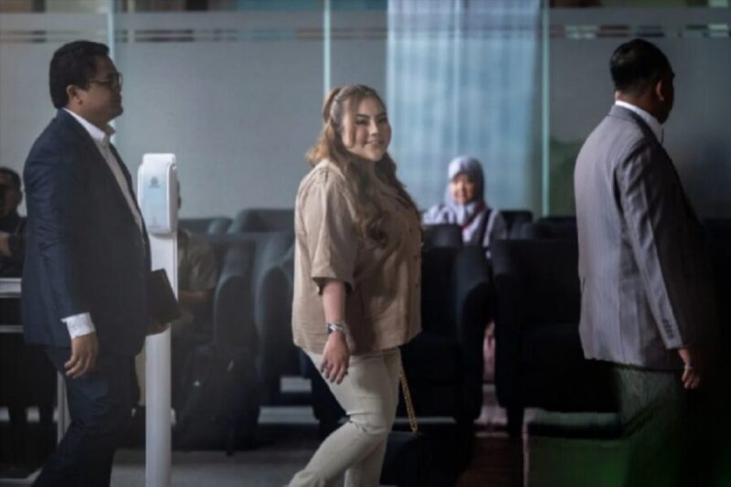 Lisa Mariana dikawal kuasa hukumnya. (Jennus)