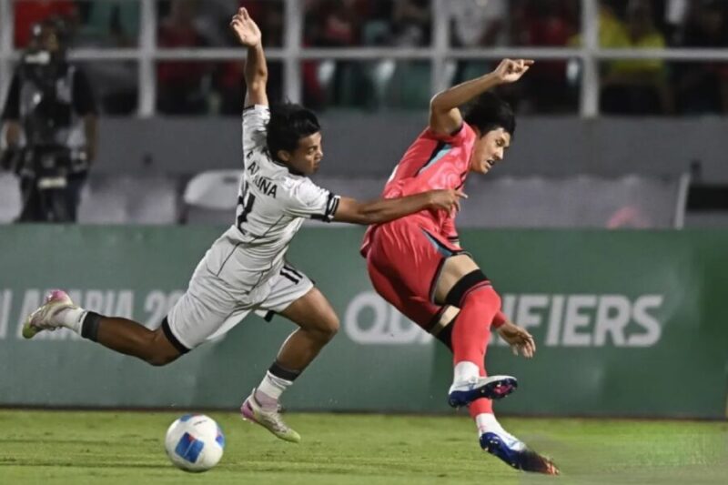 Pemain Timnas Indonesia Rahmat Arjuna berebut bola dengan pemain Korsel Choi Seok Hyun dalam laga kualifikasi Grup J Piala Asia U-23 2026 di Stadion Gelora Delta Sidoarjo, Selasa (9/9/2925). (Antara)