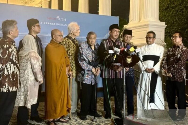 Anggota Gerakan Nurani Bangsa yang juga eks menteri agama RI, Lukman Hakim Saifuddin, menyampaikan hasil pertemuan Gerakan Nurani Bangsa (GNB) dengan Presiden Prabowo Subianto di Istana Kepresidenan RI, Jakarta, Kamis (11/9/2025). (Antara/Mentari Dwi Gayati)