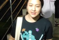 Sherina menjawab pendek pertanyaan wartawan seraya menuruni tangga keluar ruang mediasi Polres Metro Jakarta Timur. (Jennus) 