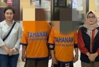 Dua tersangka dalam kasus dugaan penyiksaan anak berinisial AMK yang ditemukan di Kebayoran Lama, Jakarta Selatan, pada bulan Juni lalu. (Divisi Humas Polri)