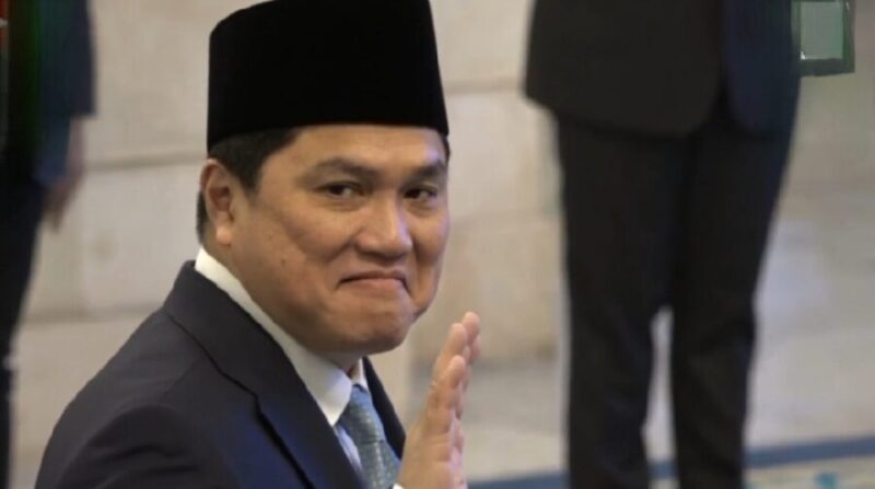 Erick Thohir mengucapkan tangan ke arah wartawan sesaat sebelum dilantik sebagai Menpora. (Jennus/Jamaluddin)