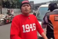 Adegan saat Sule menunggu petugas Dishub membuat surat tilang untuknya dalam video yang beredar di medsos. (Jennus)