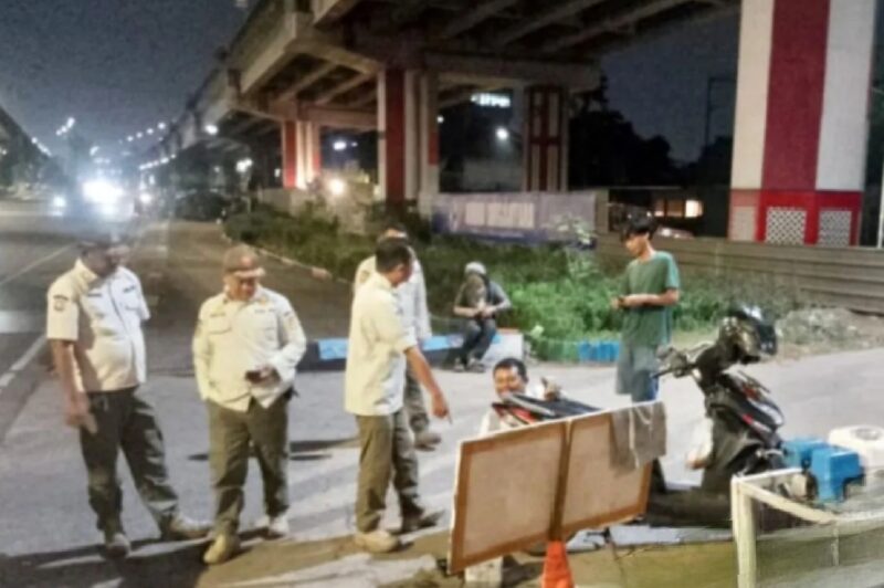 Satpol PP Kecamatan Jatinegara memberi teguran terhadap pelaku usaha tambal ban nakal yang beroperasi di sekitar Jalan DI Panjaitan, Jakarta Timur, Senin (29/9/2025) malam. (Satpol PP Jakarta Timur). (Satpol PP)