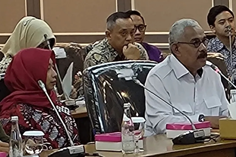 Kuasa hukum beserta keluarga almarhum Arya Daru Pangayunan melaporkan informasi terkait kasus kematian korban kepada Komisi XIII dalam rapat dengar pendapat umum (RDPU) di Kawasan Parlemen, Jakarta, Selasa (30/9/2025). (Antara Foto/Aria Ananda)