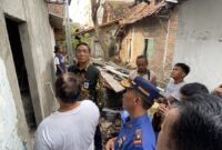 Wakil Wali Kota Yogyakarta Wawan Harmawan meninjau rumah korban kebakaran milik Agus Hartono, warga Kampung Lempuyangan, Kelurahan Bausasran, Kemantren Danurejan. (Joke)