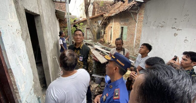 Wakil Wali Kota Yogyakarta Wawan Harmawan meninjau rumah korban kebakaran milik Agus Hartono, warga Kampung Lempuyangan, Kelurahan Bausasran, Kemantren Danurejan. (Joke)